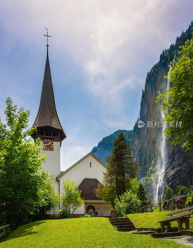 高山旅游村庄Lauterbrunnen令人惊叹的景观，著名的教堂和Staubbach瀑布。地点:Lauterbrunnen村，Berner Oberland，瑞士，欧洲。